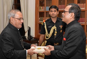 The Governor of Arunachal Pradesh Shri JP Rajkhowa with President of India Shri Pranab Mukherjee at Rashtrapati Bhawan, New Delhi on 10th June 2015.